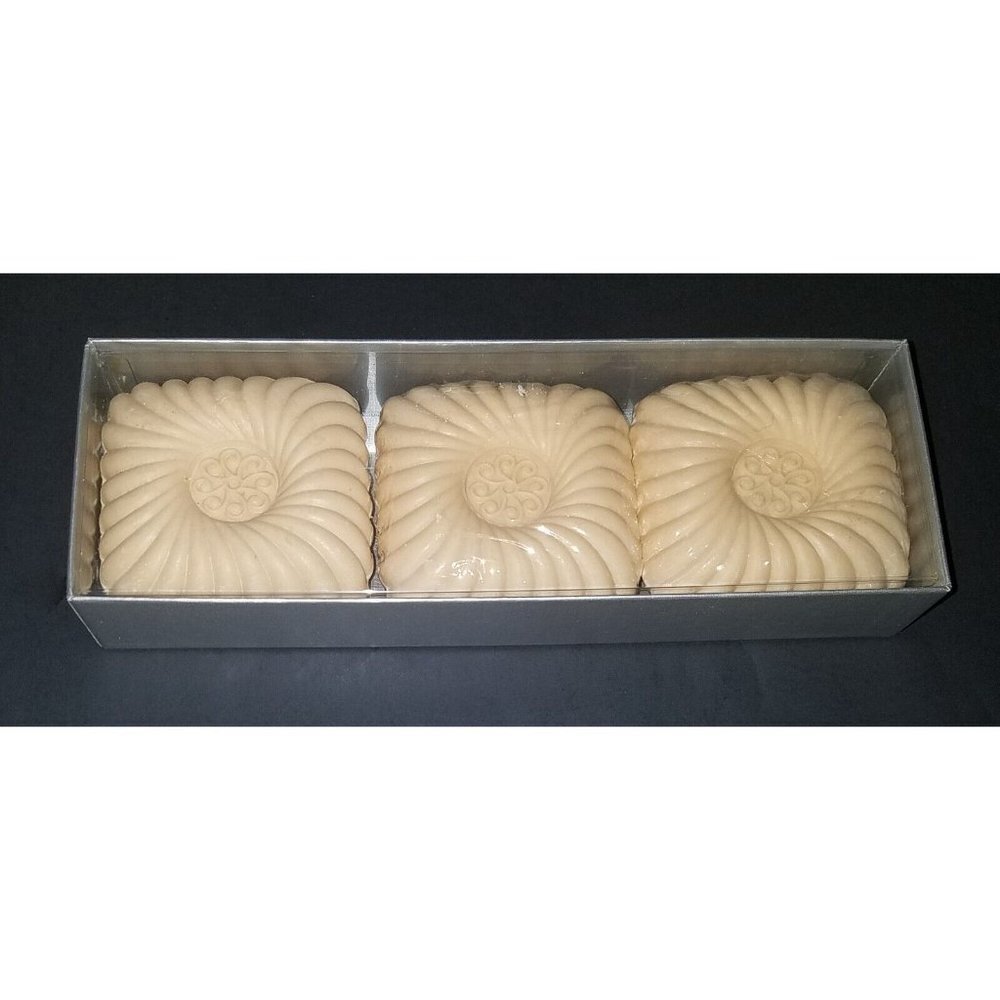 VTG Bloomingdale's Scented Beige Sandalwood 3 Cakes Soap NEW OLD STOCK in box - Picture 2 of 9